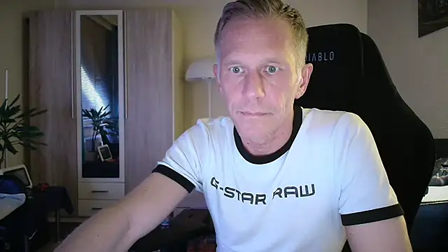 Snapshot of slaveboy2016@xh chatting on 9, 6, 2026 slaveboy2016xh online show from 9, 6, 2026