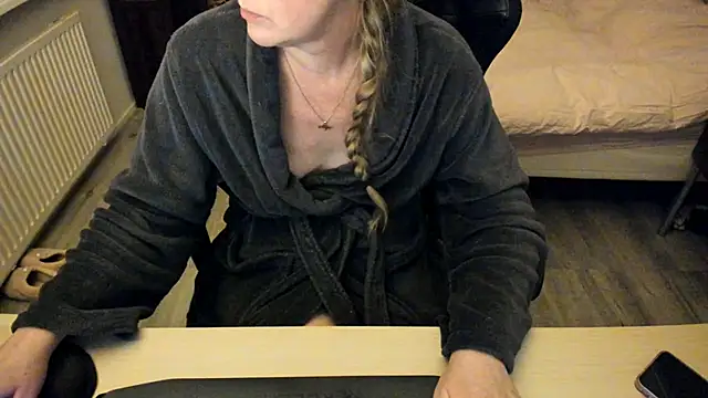 minoesje37 online show from 3, 2, 2025