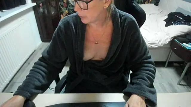 minoesje37 online show from 22, 9, 2025