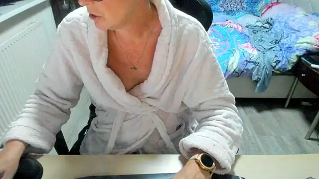 minoesje37 online show from 7, 10, 2025