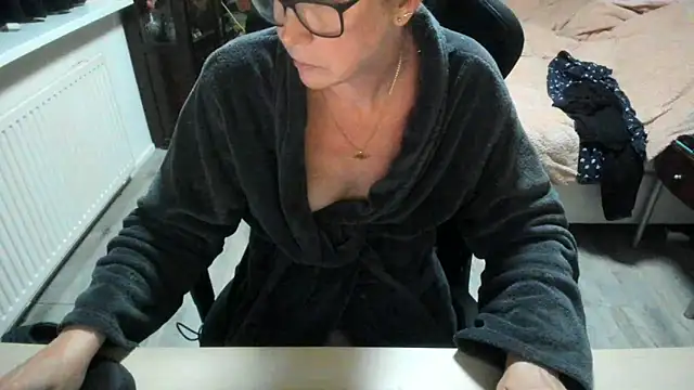 minoesje37 online show from 27, 10, 2025