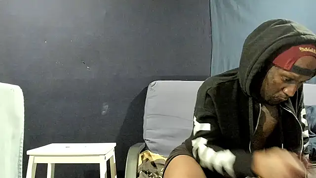 Snapshot of iBreakHeartz chatting on 2, 1, 2025 iBreakHeartz online show from 2, 1, 2025