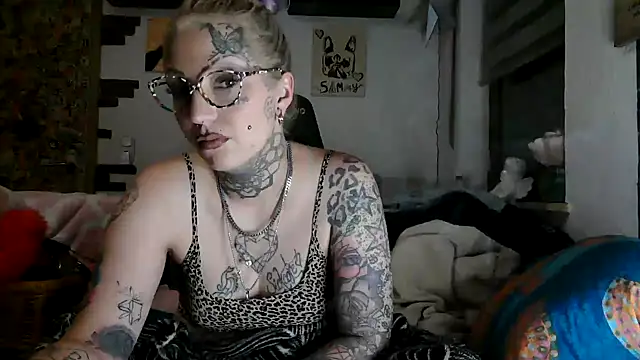 Snapshot of RoxxyInk chatting on 1, 6, 2026 RoxxyInk online show from 1, 6, 2026