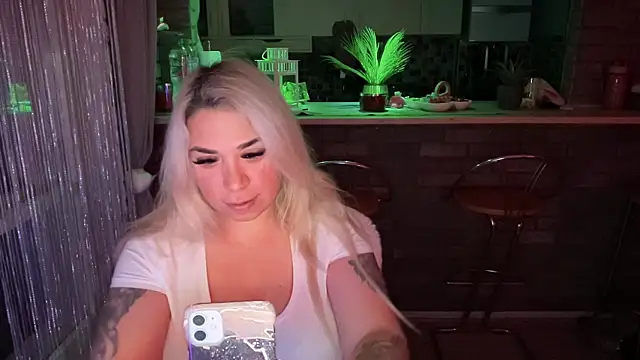 Snapshot of Monageil chatting on 2, 2, 2025 Monageil online show from 2, 2, 2025