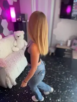 Snapshot of AnastasiaAniess chatting on 28, 10, 2025 AnastasiaAniess online show from 28, 10, 2025