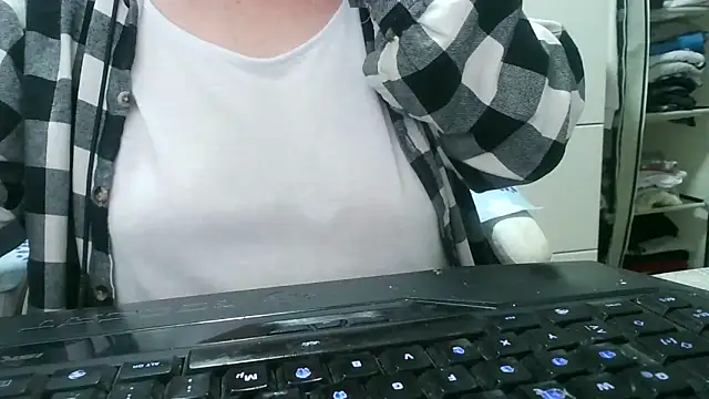 Snapshot of heidi60 chatting on 10, 10, 2025 heidi60 online show from 10, 10, 2025