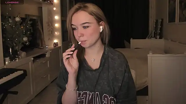 MaryDreaminess online show from 5, 1, 2025