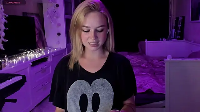 MaryDreaminess online show from 6, 3, 2025