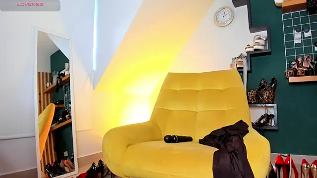 Ashley leon  online show from 17, 4, 2026