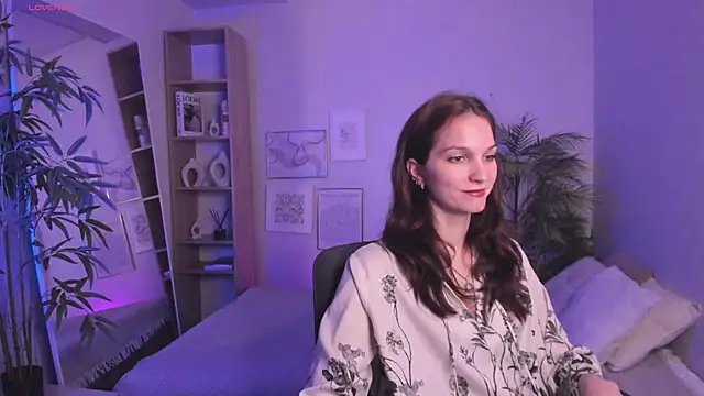 Snapshot of MirandaGlow chatting on 9, 5, 2026 MirandaGlow online show from 9, 5, 2026