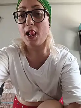 Snapshot of bisexyelizz chatting on 4, 6, 2026 bisexyelizz online show from 4, 6, 2026