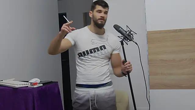 Snapshot of MauroTwin chatting on 8, 2, 2025 MauroTwin online show from 8, 2, 2025