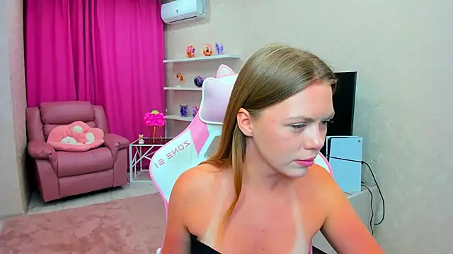 Snapshot of Strawberrye chatting on 3, 2, 2026 Strawberrye online show from 3, 2, 2026