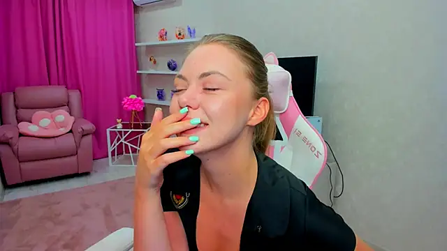 Snapshot of Strawberrye chatting on 6, 2, 2026 Strawberrye online show from 6, 2, 2026