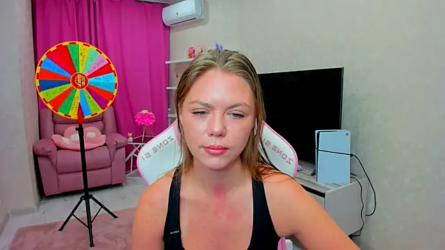 Snapshot of Strawberrye chatting on 10, 2, 2026 Strawberrye online show from 10, 2, 2026