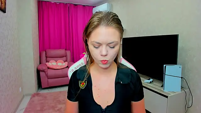 Snapshot of Strawberrye chatting on 2, 3, 2026 Strawberrye online show from 2, 3, 2026