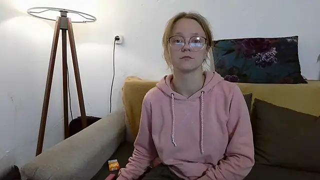 Snapshot of little-leni chatting on 2, 12, 2025 little-leni online show from 2, 12, 2025