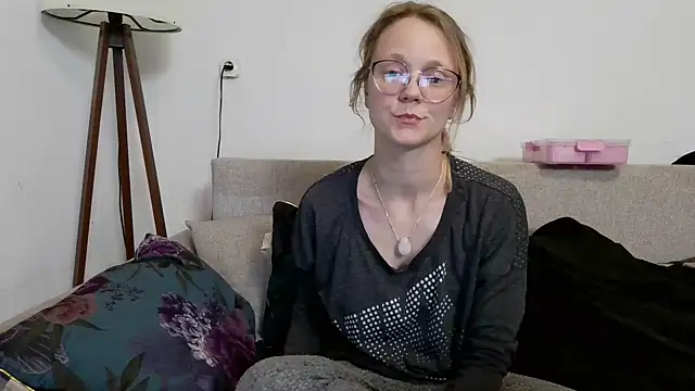 Snapshot of little-leni chatting on 17, 3, 2026 little-leni online show from 17, 3, 2026