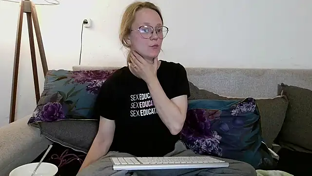 Snapshot of little-leni chatting on 10, 4, 2026 little-leni online show from 10, 4, 2026