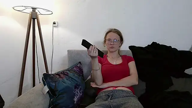 Snapshot of little-leni chatting on 24, 4, 2026 little-leni online show from 24, 4, 2026
