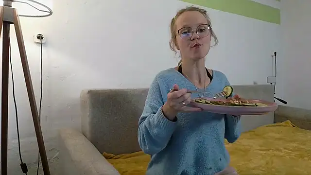 Snapshot of little-leni chatting on 8, 5, 2026 little-leni online show from 8, 5, 2026
