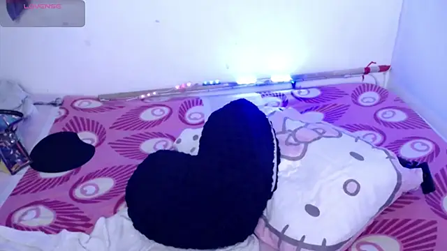 Snapshot of ninatiny chatting on 7, 4, 2026 ninatiny online show from 7, 4, 2026