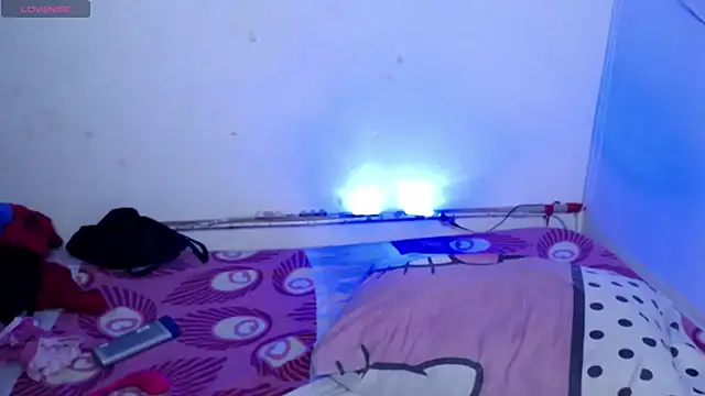 Snapshot of ninatiny chatting on 9, 4, 2026 ninatiny online show from 9, 4, 2026