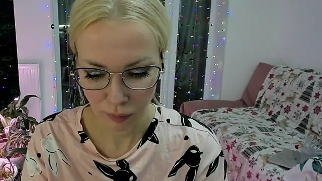 Snapshot of BowToYourWeakness chatting on 28, 12, 2024 BowToYourWeakness online show from 28, 12, 2024