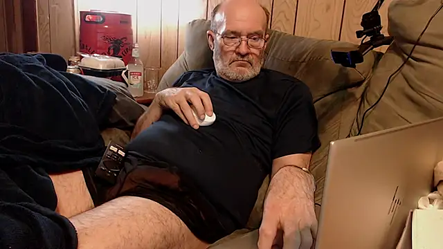 Snapshot of snickers1 chatting on 23, 12, 2025 snickers1 online show from 23, 12, 2025