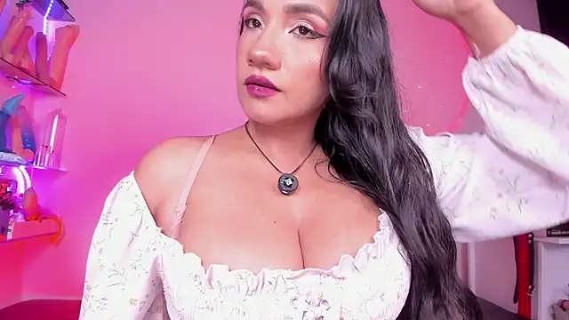 Snapshot of christymilkk chatting on 19, 11, 2025 christymilkk online show from 19, 11, 2025