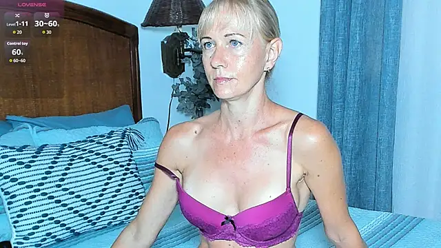 Snapshot of Christine_35 chatting on 16, 9, 2025 Christine 35 online show from 16, 9, 2025