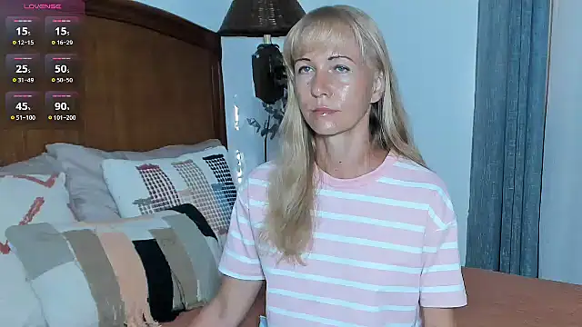 Snapshot of Christine_35 chatting on 30, 10, 2025 Christine 35 online show from 30, 10, 2025