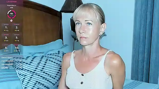 Snapshot of Christine_35 chatting on 19, 11, 2025 Christine 35 online show from 19, 11, 2025