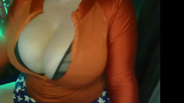 Snapshot of HoneyChambers chatting on 5, 7, 2026 HoneyChambers online show from 5, 7, 2026