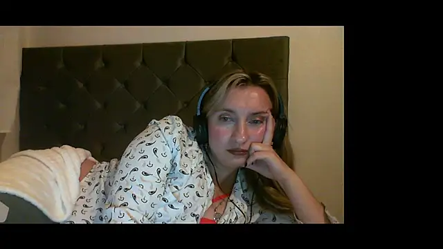 Snapshot of SusanCurt chatting on 9, 11, 2025 SusanCurt online show from 9, 11, 2025