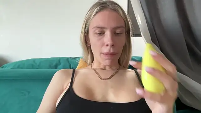 Snapshot of Iris_cherry chatting on 17, 4, 2026 Iris cherry online show from 17, 4, 2026