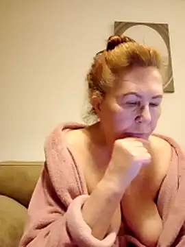 Snapshot of Hottie-Mom chatting on 16, 4, 2026 Hottie-Mom online show from 16, 4, 2026