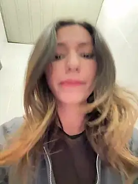 Snapshot of _MiaQueen_ chatting on 19, 2, 2025  MiaQueen  online show from 19, 2, 2025