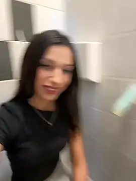 Snapshot of _MiaQueen_ chatting on 1, 11, 2025  MiaQueen  online show from 1, 11, 2025