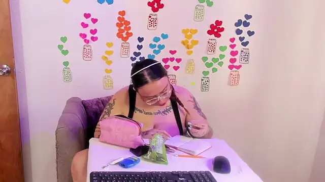 Snapshot of MiaYMolly chatting on 27, 6, 2026 MiaYMolly online show from 27, 6, 2026