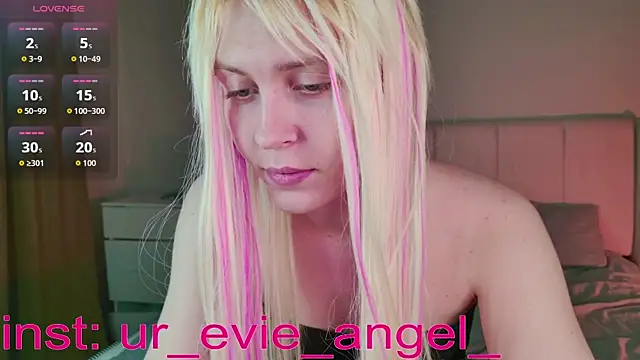 Snapshot of Evelyn_rabbit chatting on 19, 3, 2026 Evelyn rabbit online show from 19, 3, 2026