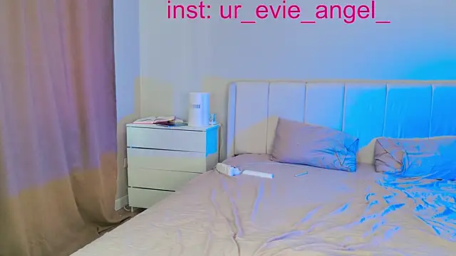 Snapshot of Evelyn_rabbit chatting on 10, 4, 2026 Evelyn rabbit online show from 10, 4, 2026
