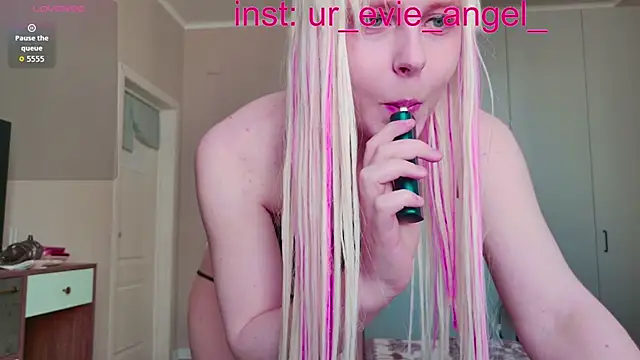 Snapshot of Evelyn_rabbit chatting on 14, 4, 2026 Evelyn rabbit online show from 14, 4, 2026