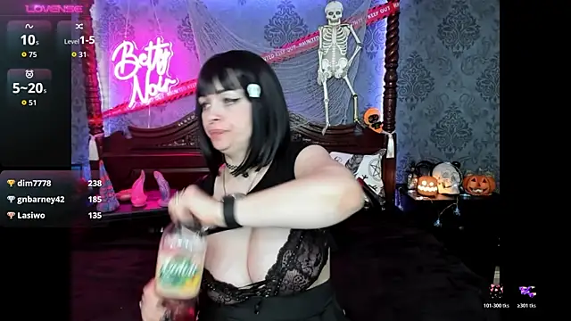 Snapshot of BettyNoir chatting on 25, 10, 2025 BettyNoir online show from 25, 10, 2025