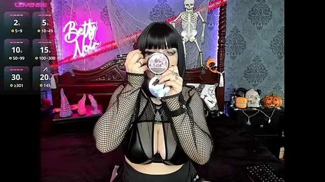 Snapshot of BettyNoir chatting on 30, 10, 2025 BettyNoir online show from 30, 10, 2025