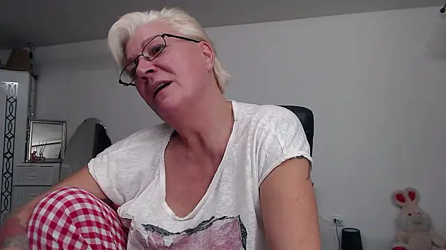 LaylaMilf online show from 2, 12, 2024