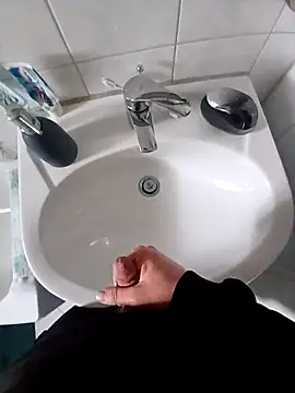 AsianMilfnterBerlin online show from 20, 4, 2026