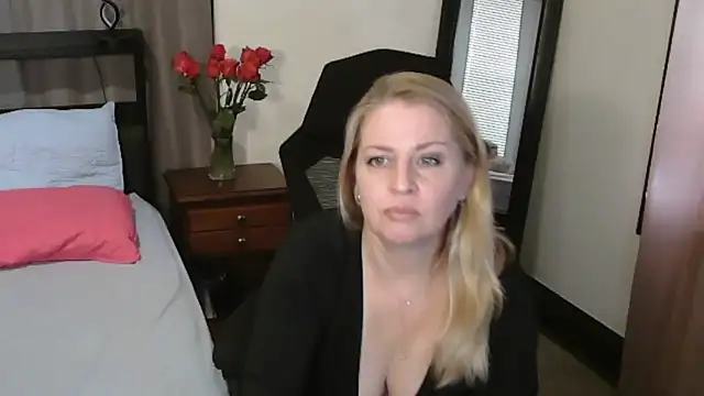 Snapshot of HollieBim chatting on 2, 6, 2026 HollieBim online show from 2, 6, 2026