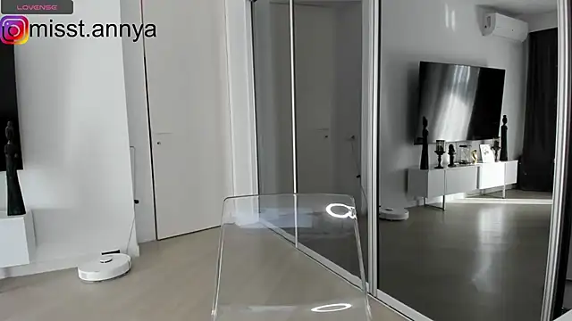 hotdeedee online show from 12, 12, 2024