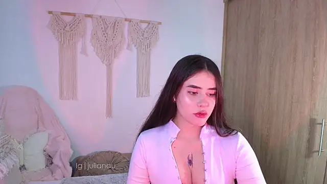 Snapshot of iriswest_ chatting on 7, 6, 2026 iriswest online show from 7, 6, 2026